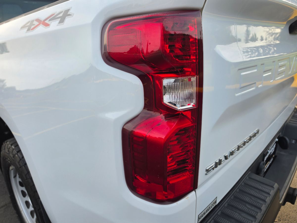 Chevrolet Silverado photo 23