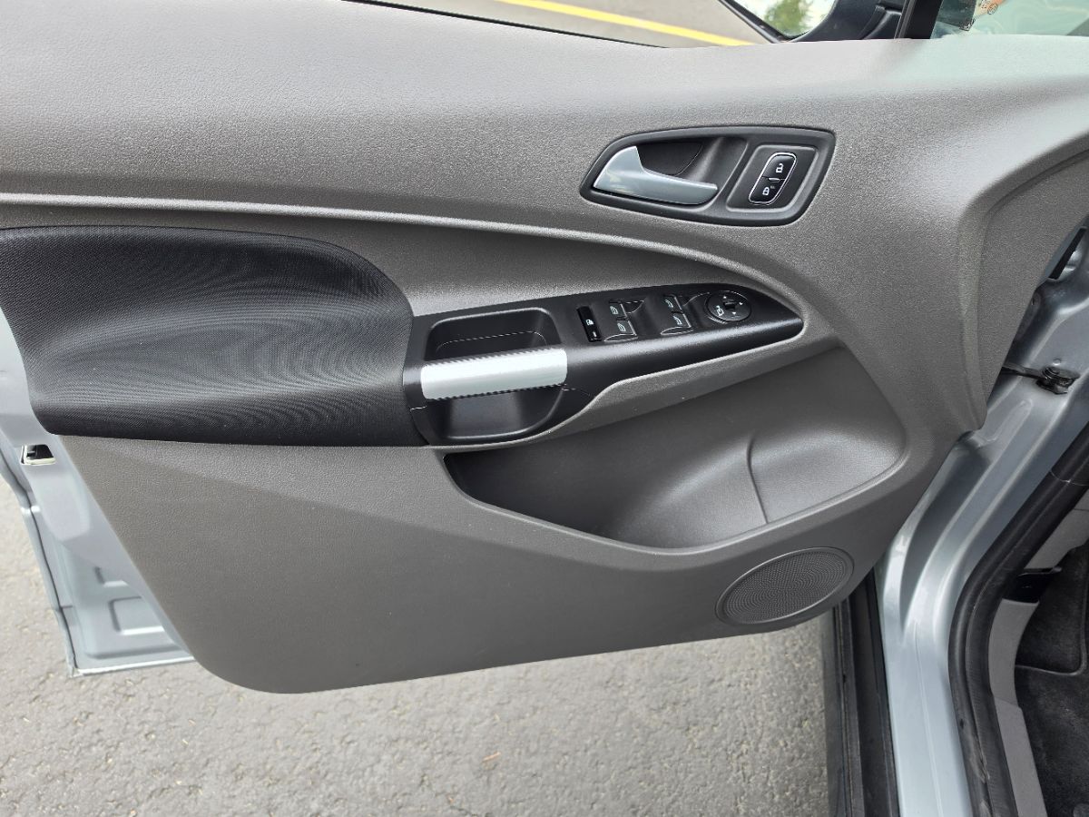 Ford Transit Connect photo 31