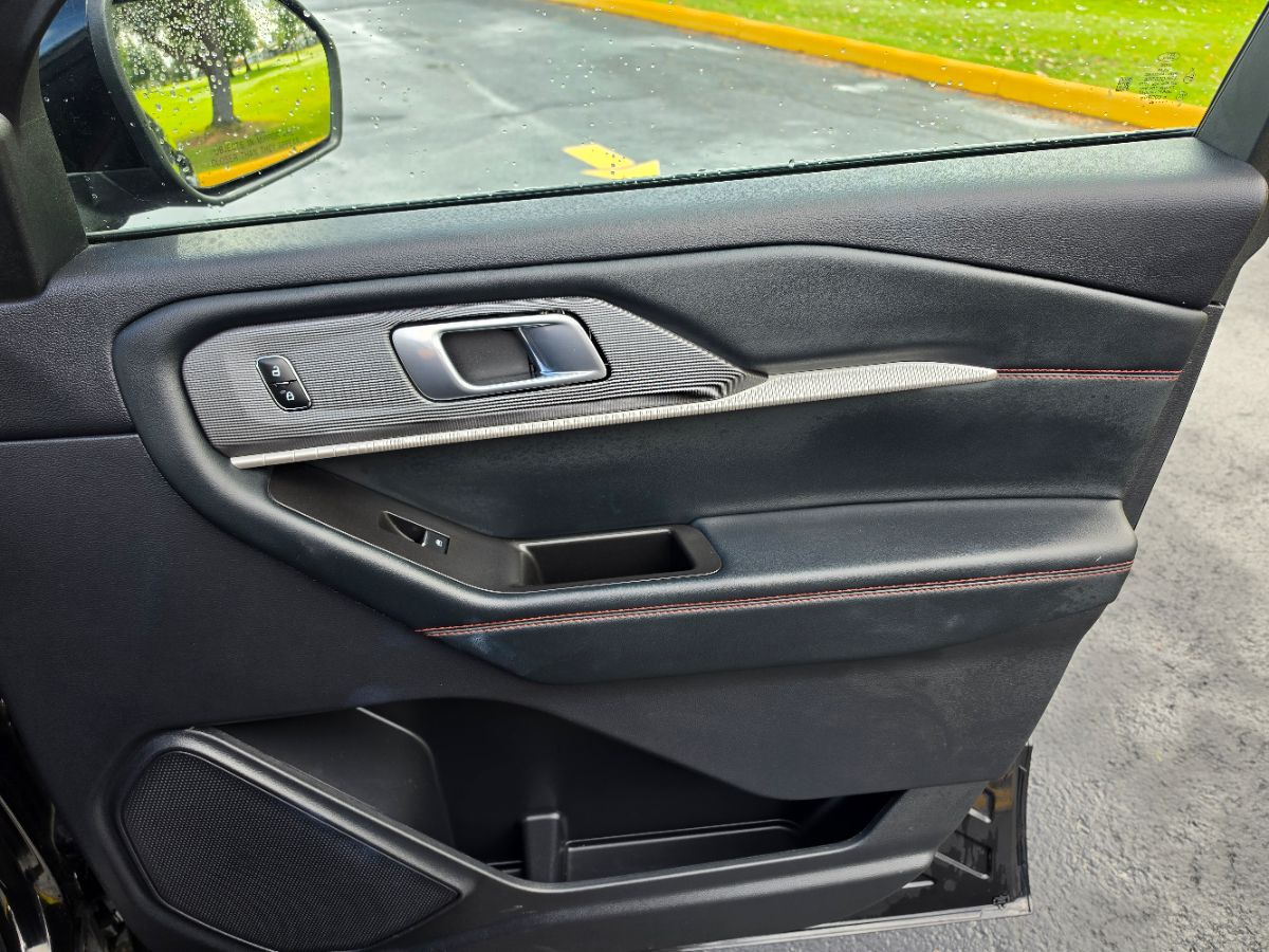 Ford Explorer photo 16