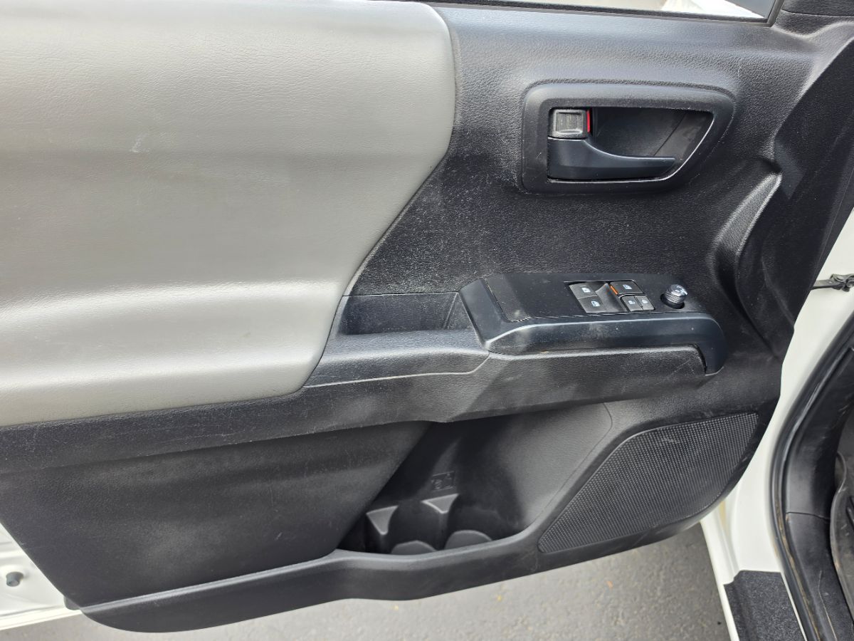 Toyota Tacoma photo 31