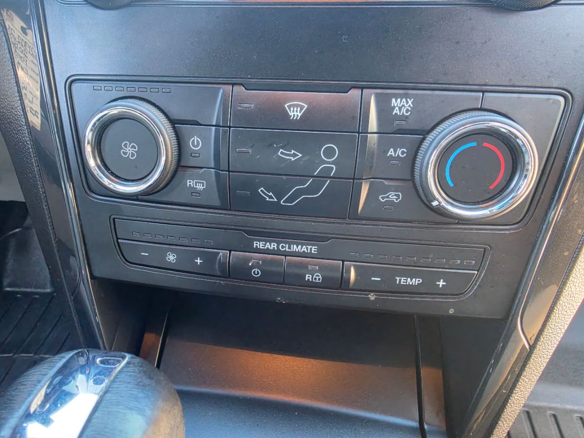 Ford Explorer photo 12