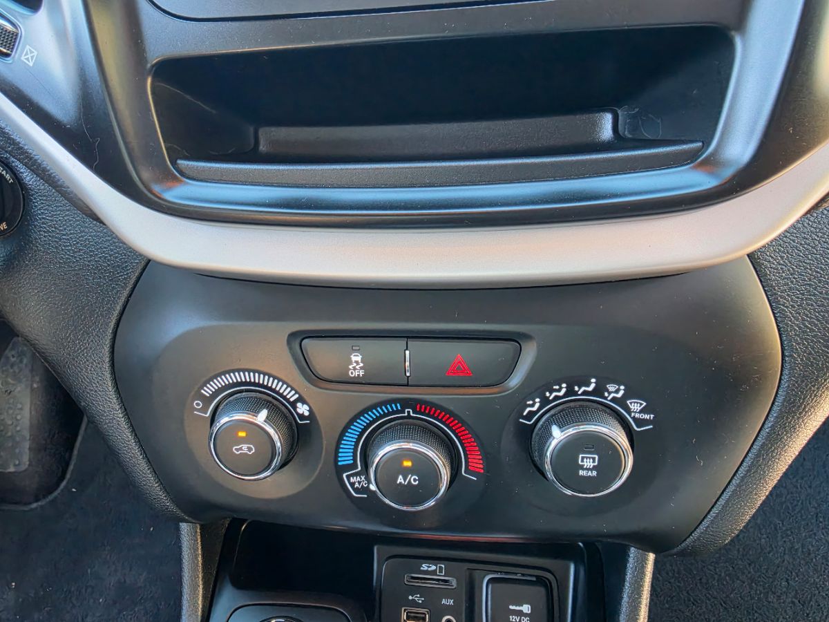 Jeep Cherokee photo 11
