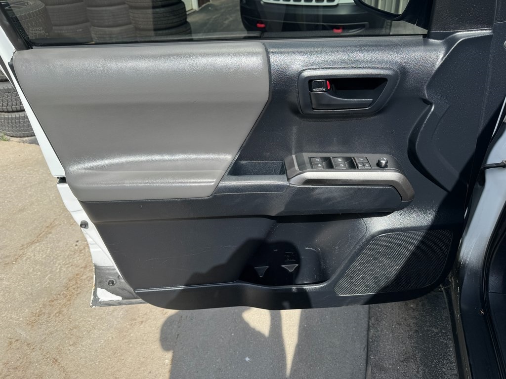 2018 Toyota Tacoma SR5 V6 photo 10