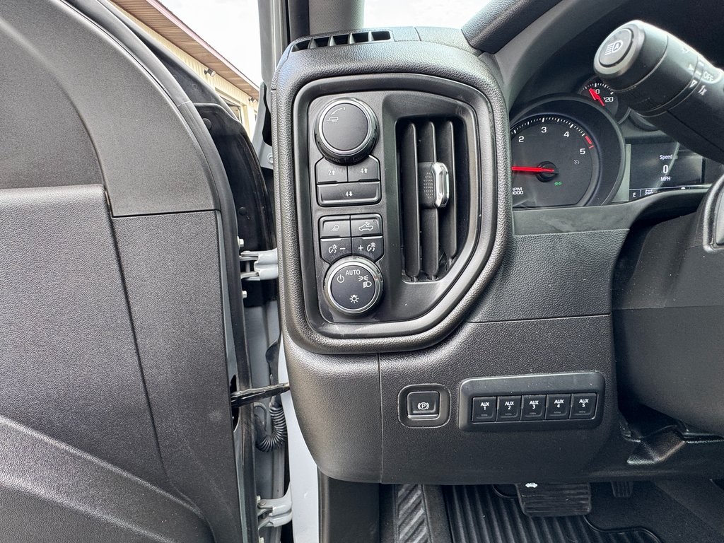 2024 Chevrolet Silverado 2500HD Custom photo 12