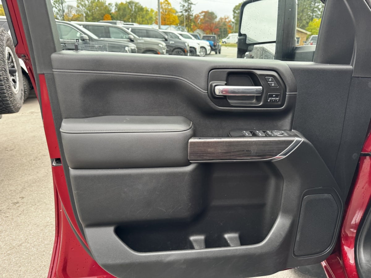 Photo 11 of this Chevrolet Silverado 2500HD