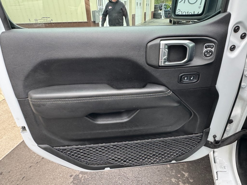 2023 Jeep Wrangler Sahara photo 4