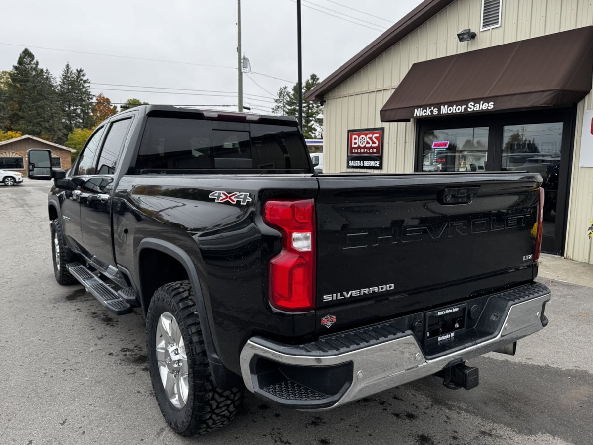 Photo 4 of this Chevrolet Silverado 2500HD