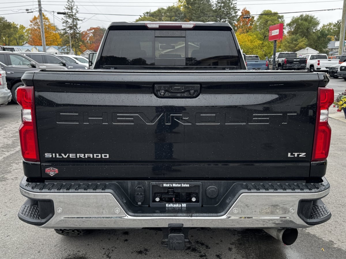 Photo 5 of this Chevrolet Silverado 2500HD