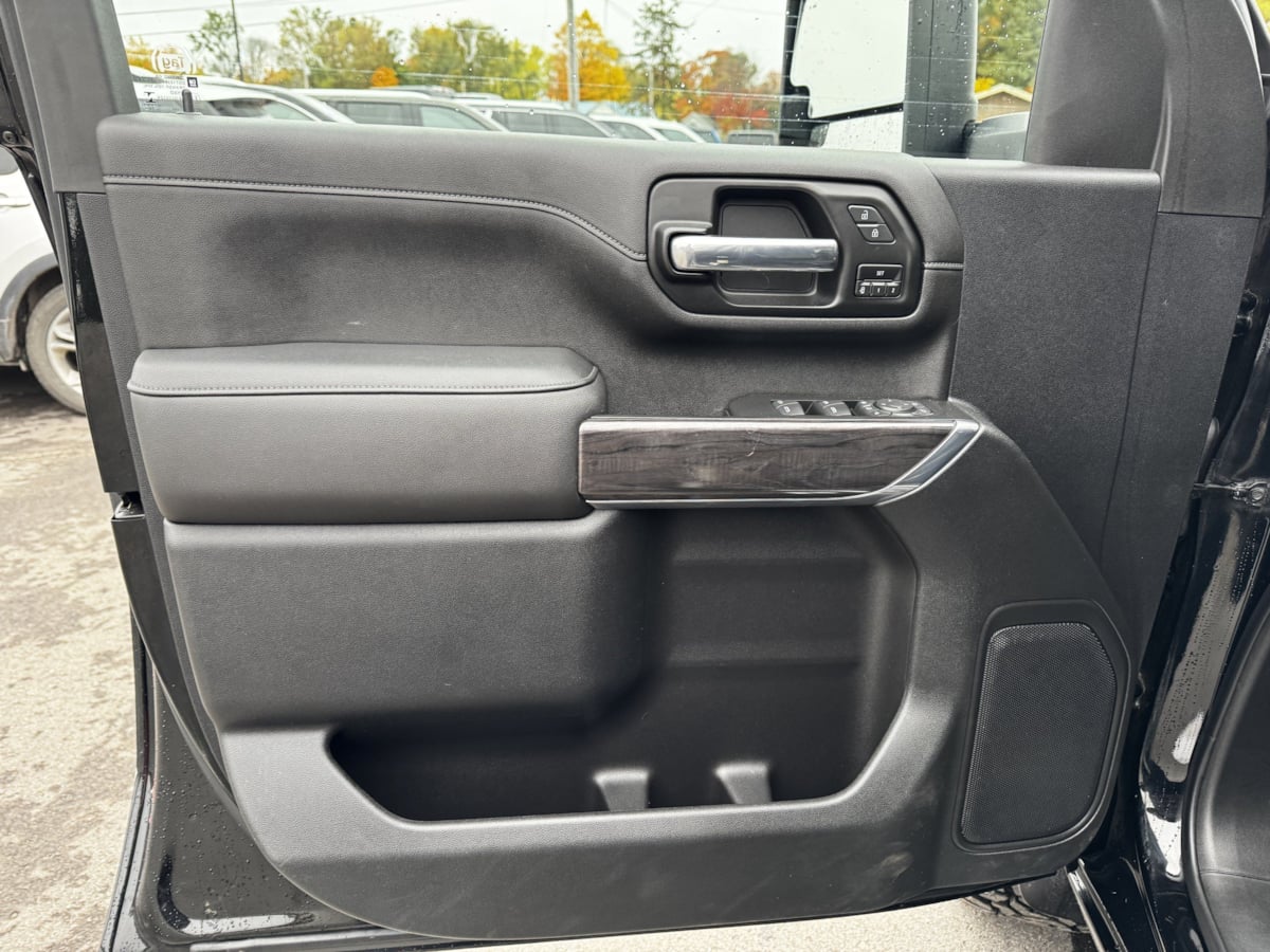 Photo 11 of this Chevrolet Silverado 2500HD