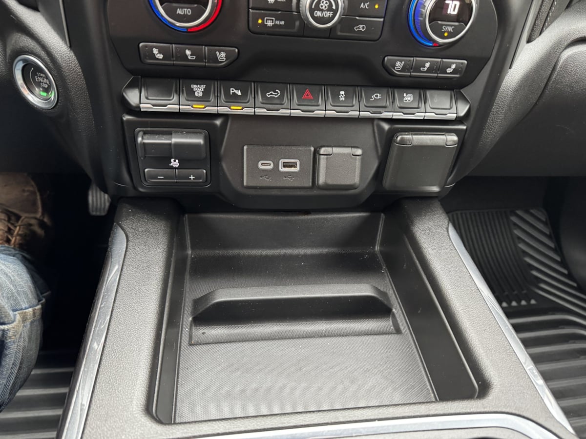 Photo 21 of this Chevrolet Silverado 2500HD