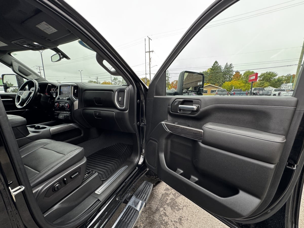 Photo 26 of this Chevrolet Silverado 2500HD