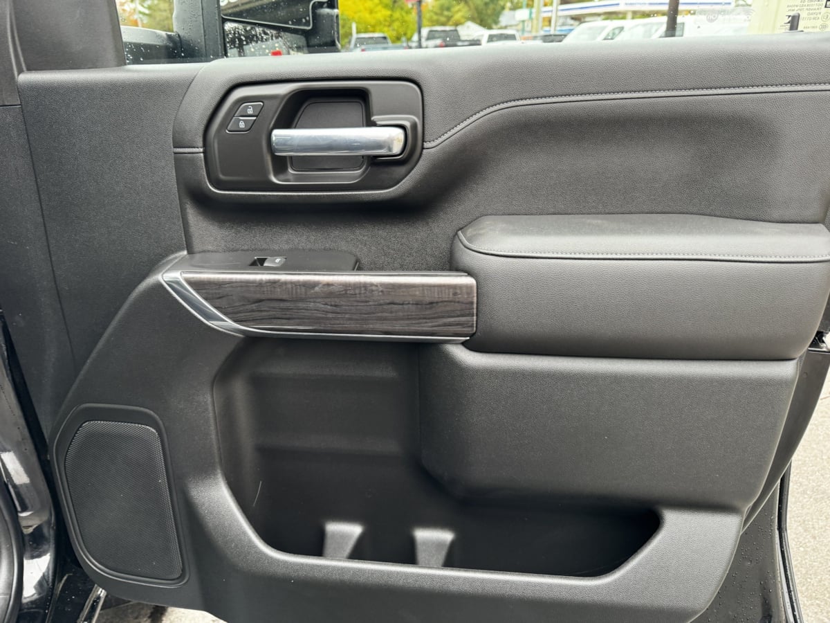 Photo 27 of this Chevrolet Silverado 2500HD