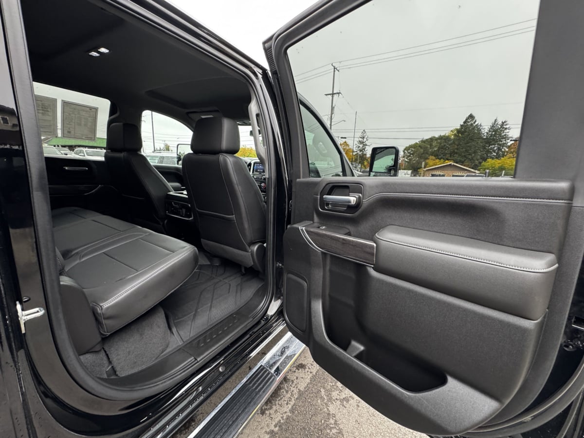 Photo 31 of this Chevrolet Silverado 2500HD