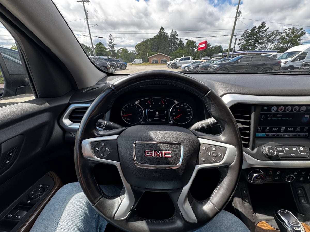 GMC Acadia photo 14
