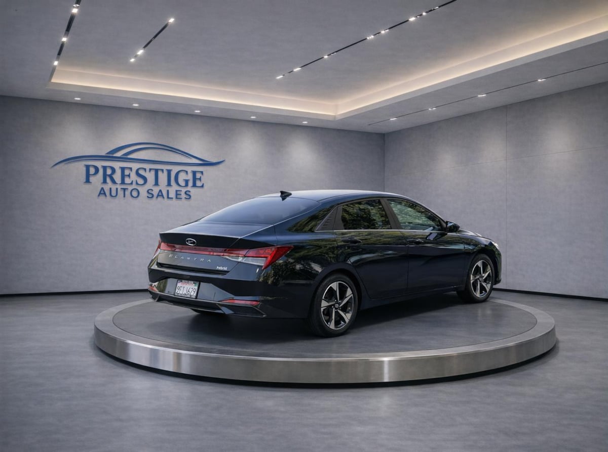 2023 Hyundai Elantra Limited - Photo 2