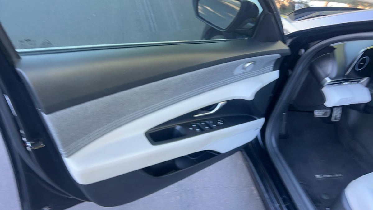 2023 Hyundai Elantra Limited - Photo 8