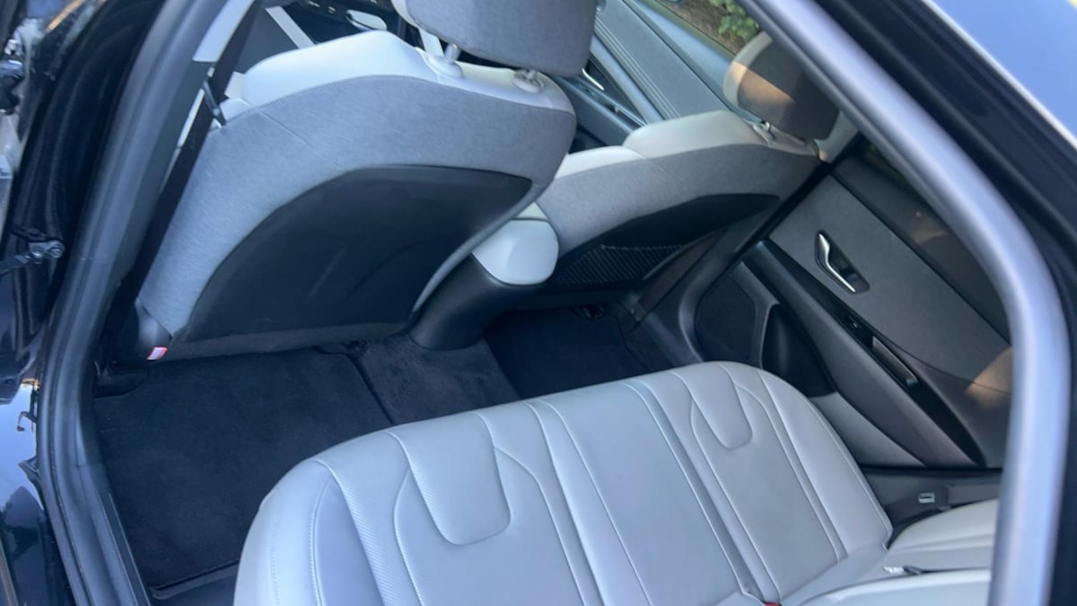 2023 Hyundai Elantra Limited - Photo 12