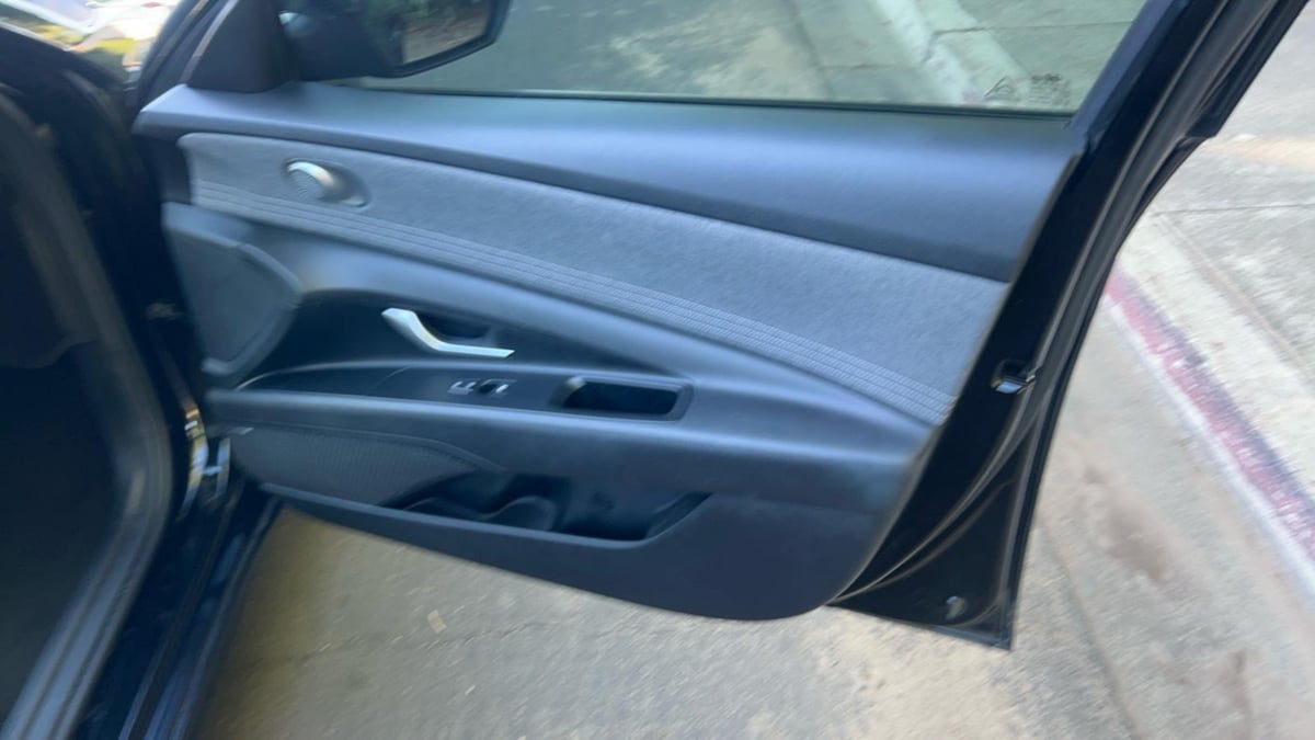 2023 Hyundai Elantra Limited - Photo 17