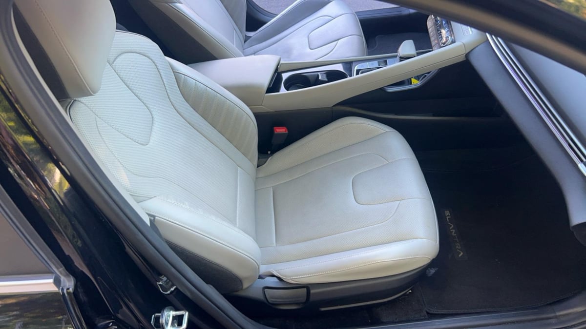 2023 Hyundai Elantra Limited - Photo 18