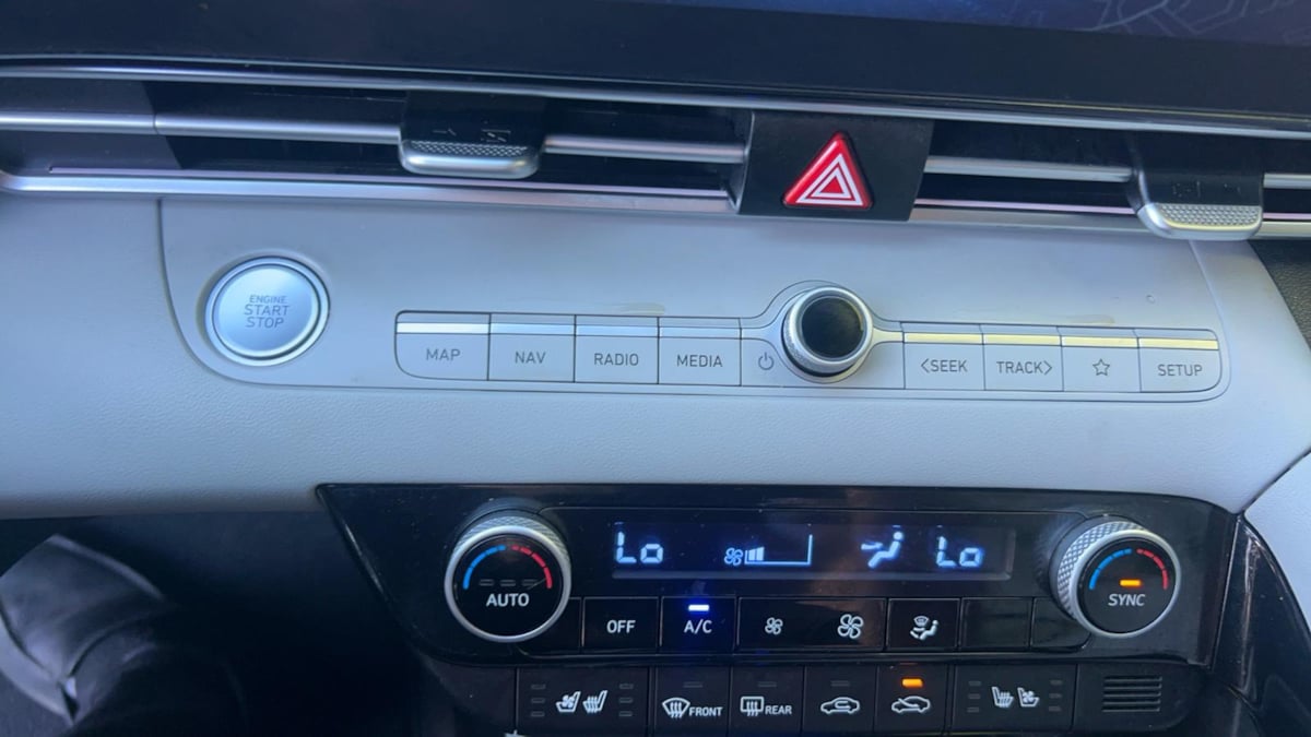 2023 Hyundai Elantra Limited - Photo 19
