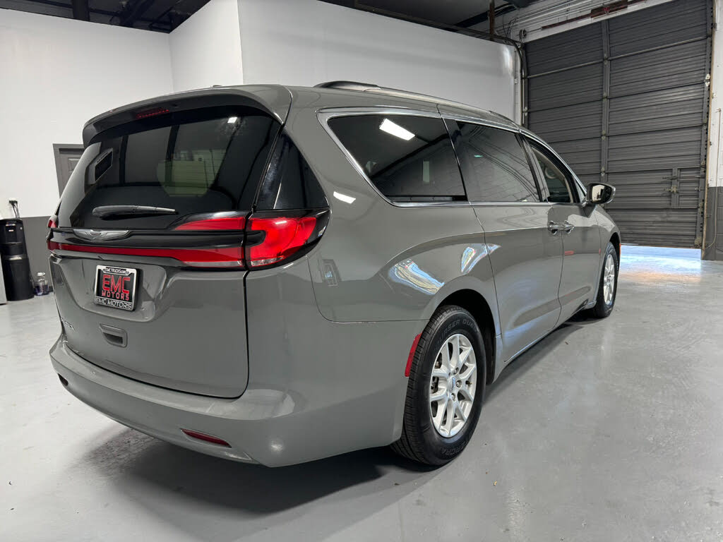 2022 Chrysler Pacifica Touring L photo 2