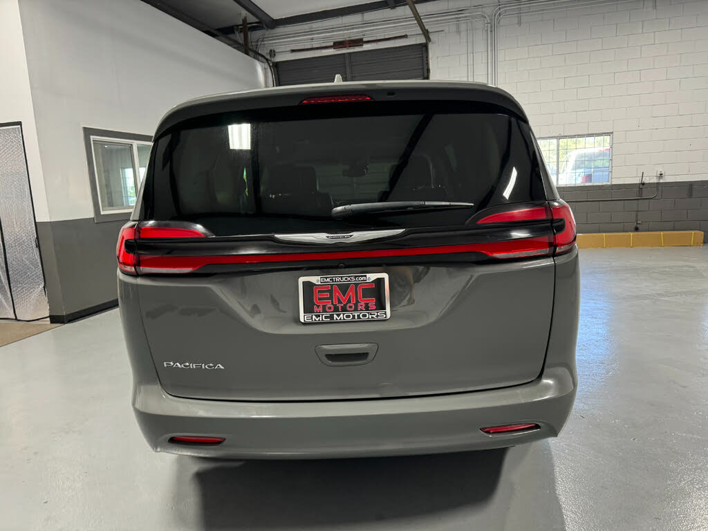 2022 Chrysler Pacifica Touring L photo 3