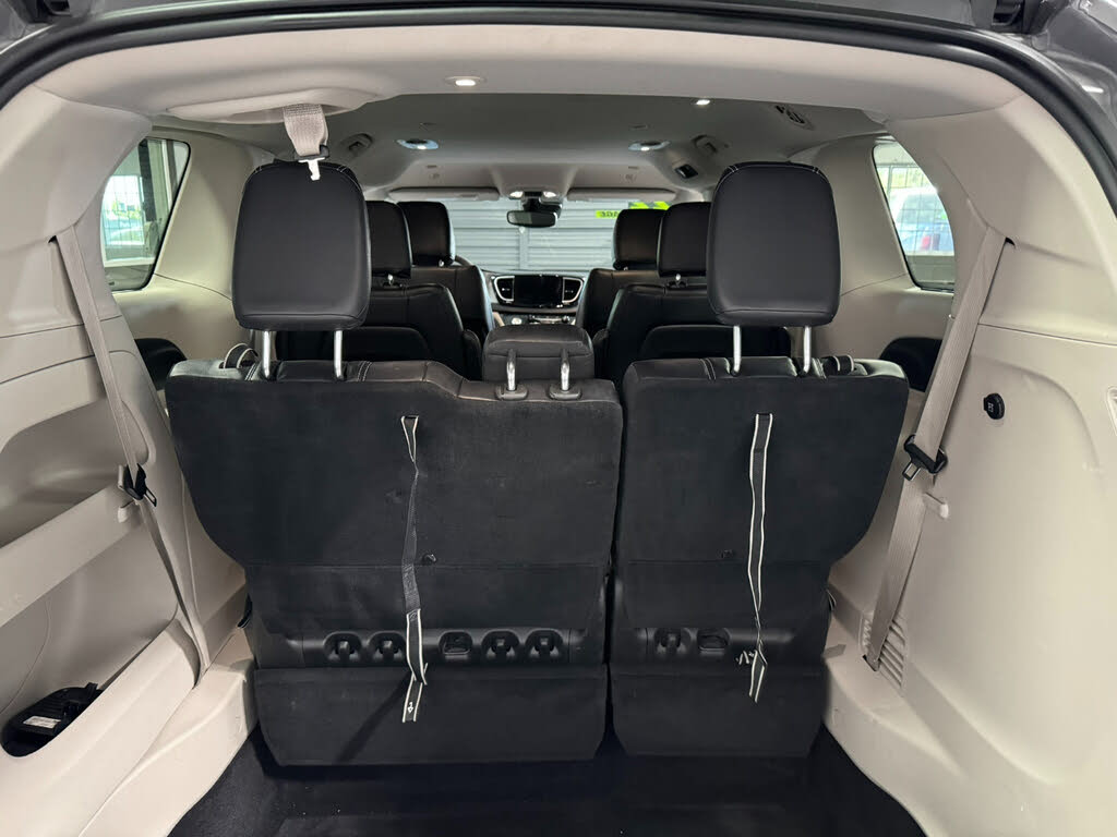 2022 Chrysler Pacifica Touring L photo 4