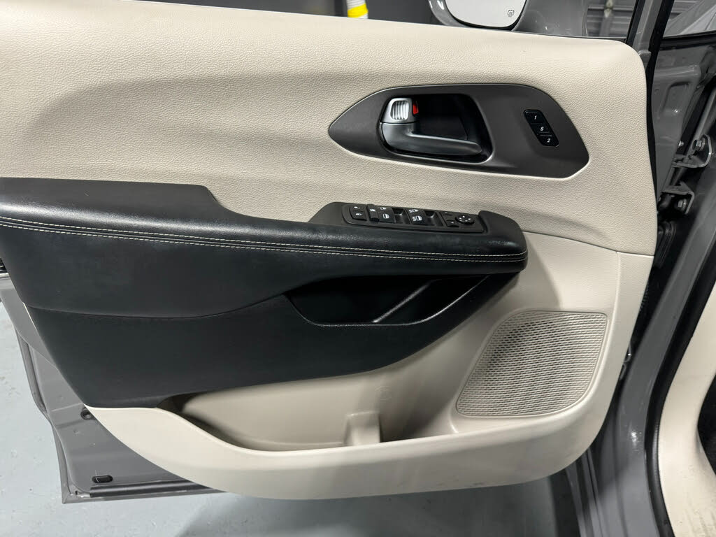 2022 Chrysler Pacifica Touring L photo 9
