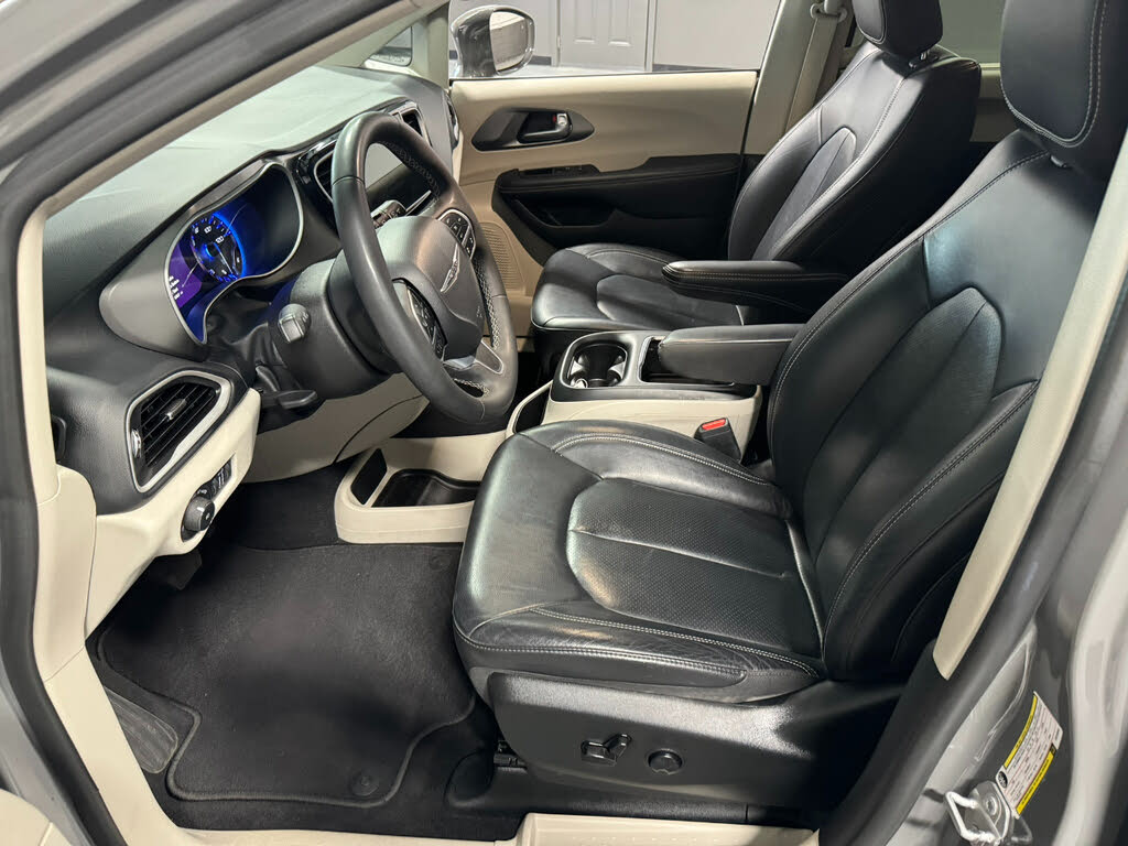 2022 Chrysler Pacifica Touring L photo 11