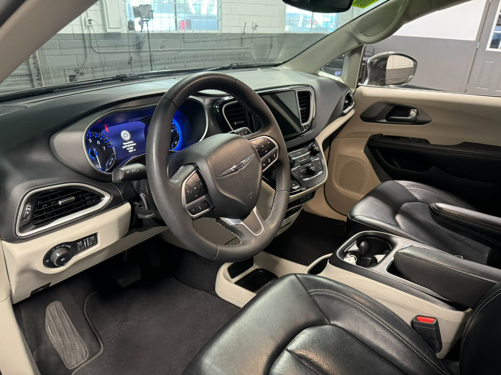 2022 Chrysler Pacifica Touring L photo 12