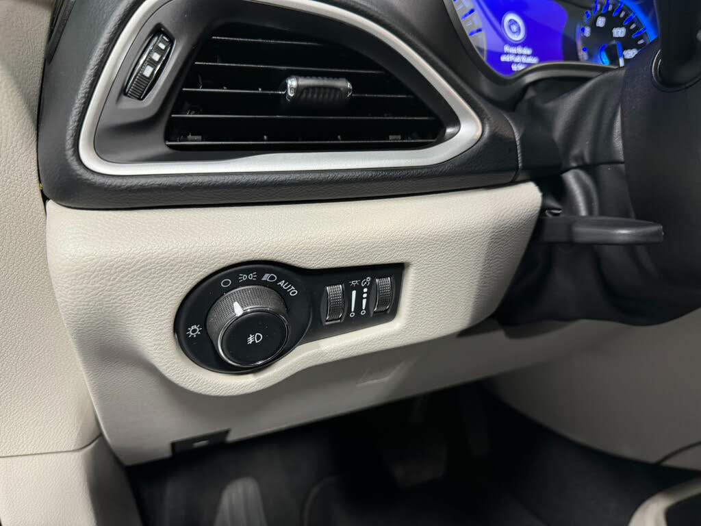 2022 Chrysler Pacifica Touring L photo 13
