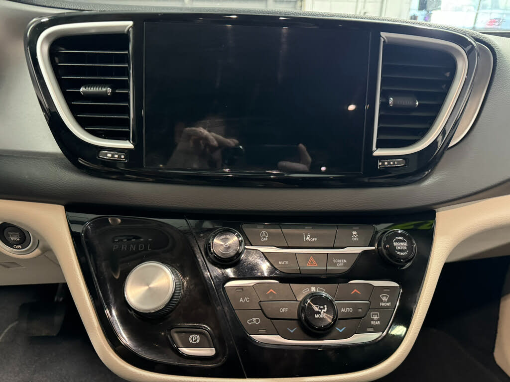 2022 Chrysler Pacifica Touring L photo 15