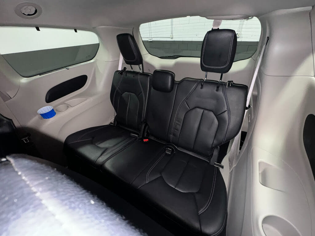 2022 Chrysler Pacifica Touring L photo 17