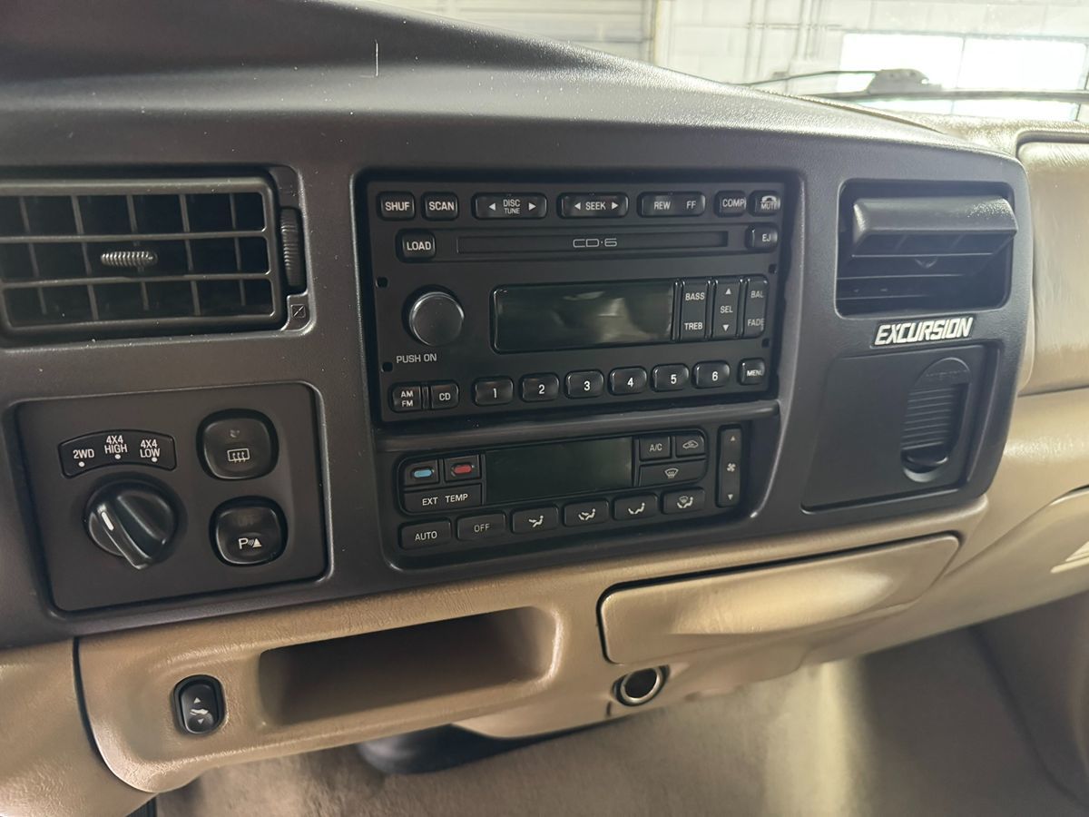 2005 Ford Excursion Limited photo 16