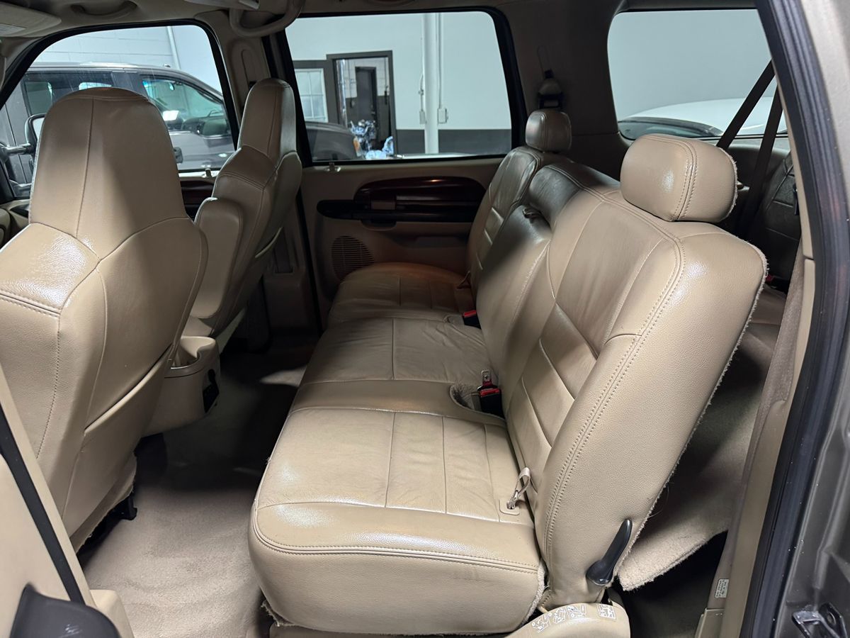 2005 Ford Excursion Limited photo 18