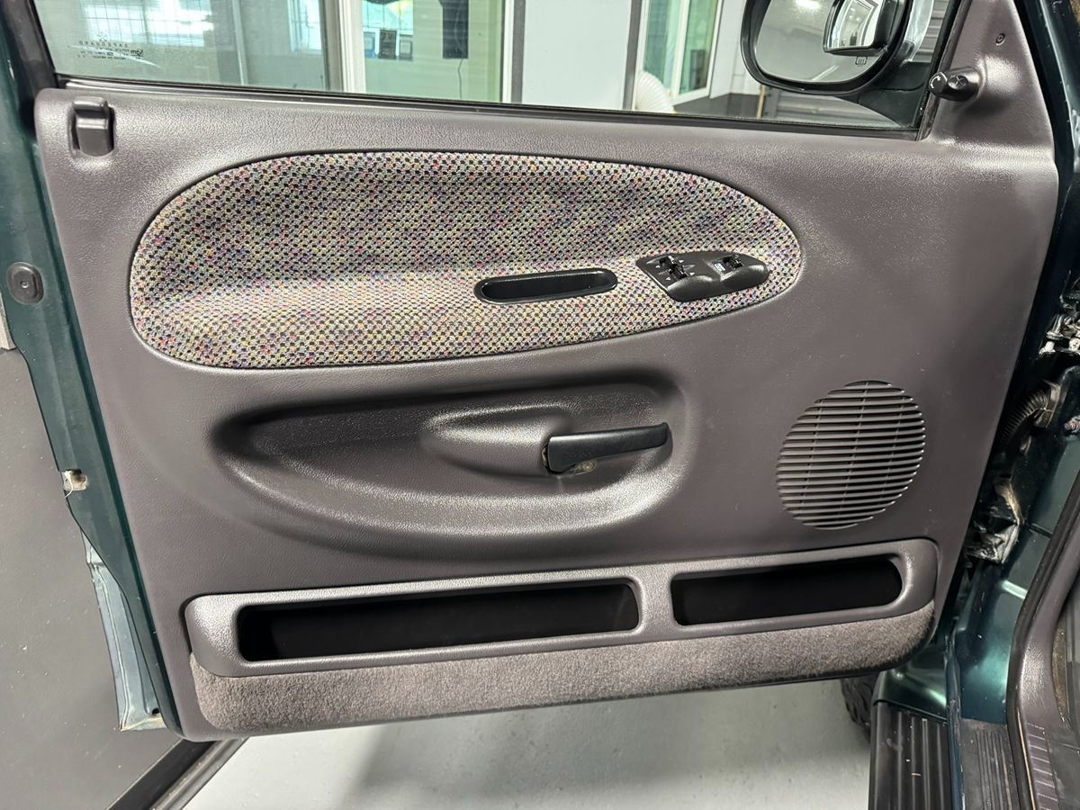 2001 Dodge Ram photo 7