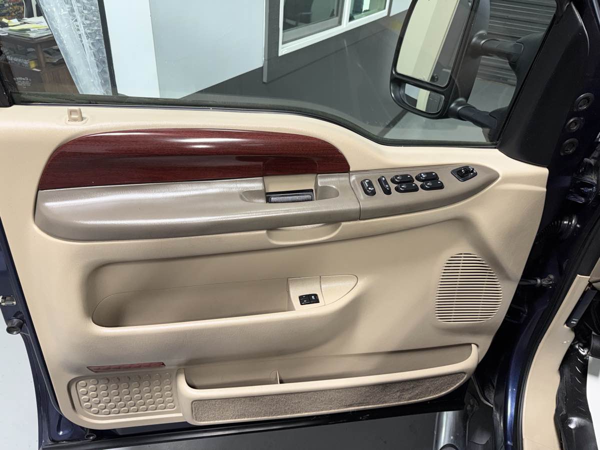 2004 Ford Excursion Eddie Bauer photo 10