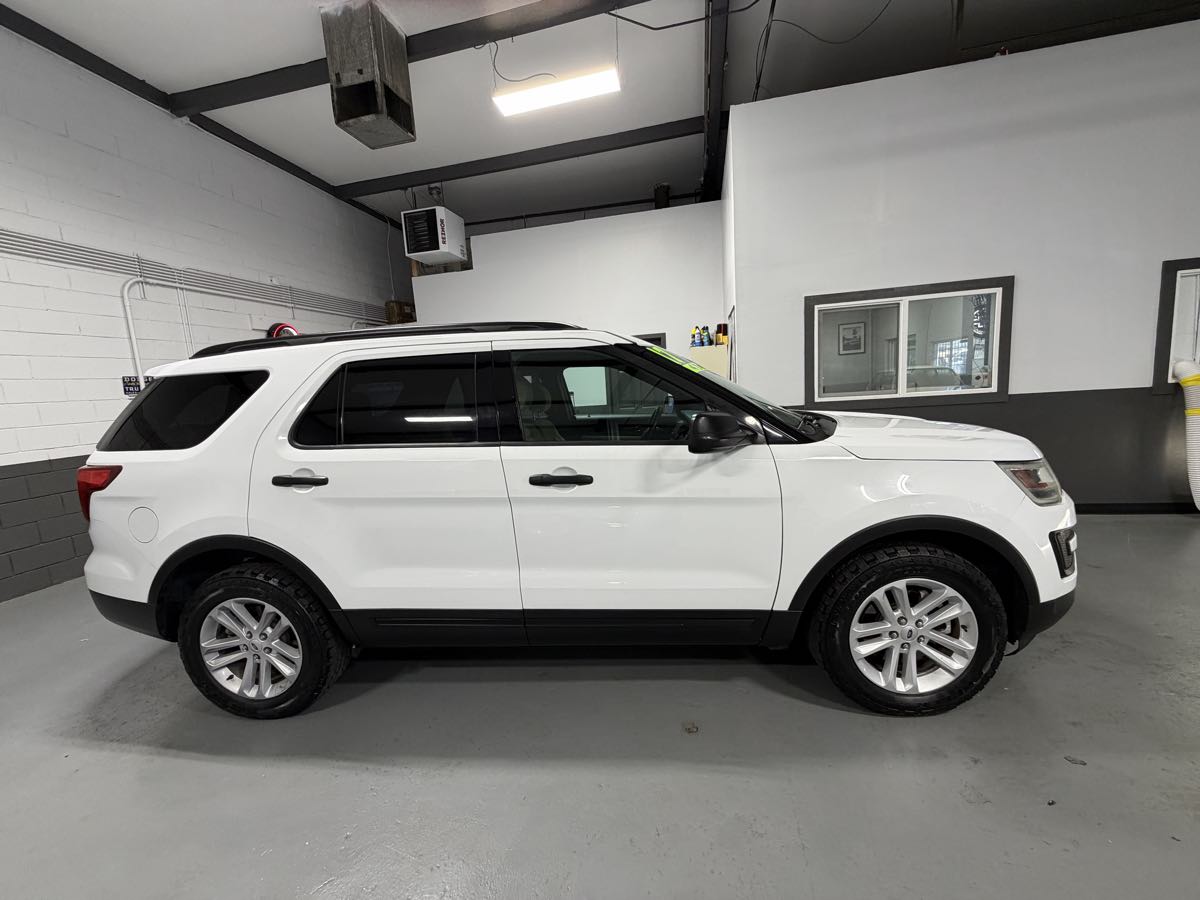 Photo 2 of this Ford Explorer