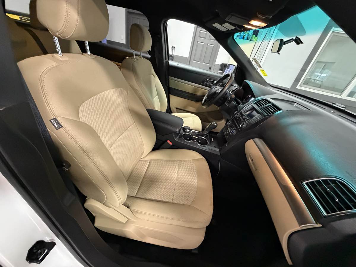 Photo 4 of this Ford Explorer