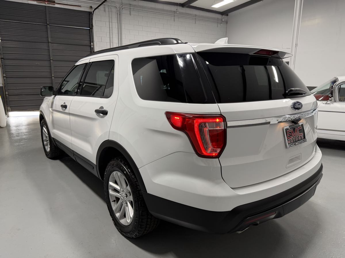 Photo 9 of this Ford Explorer