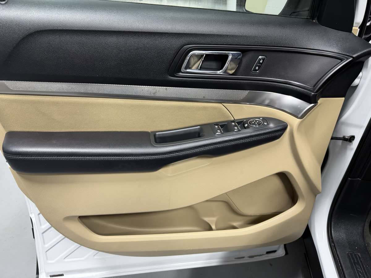 Photo 12 of this Ford Explorer