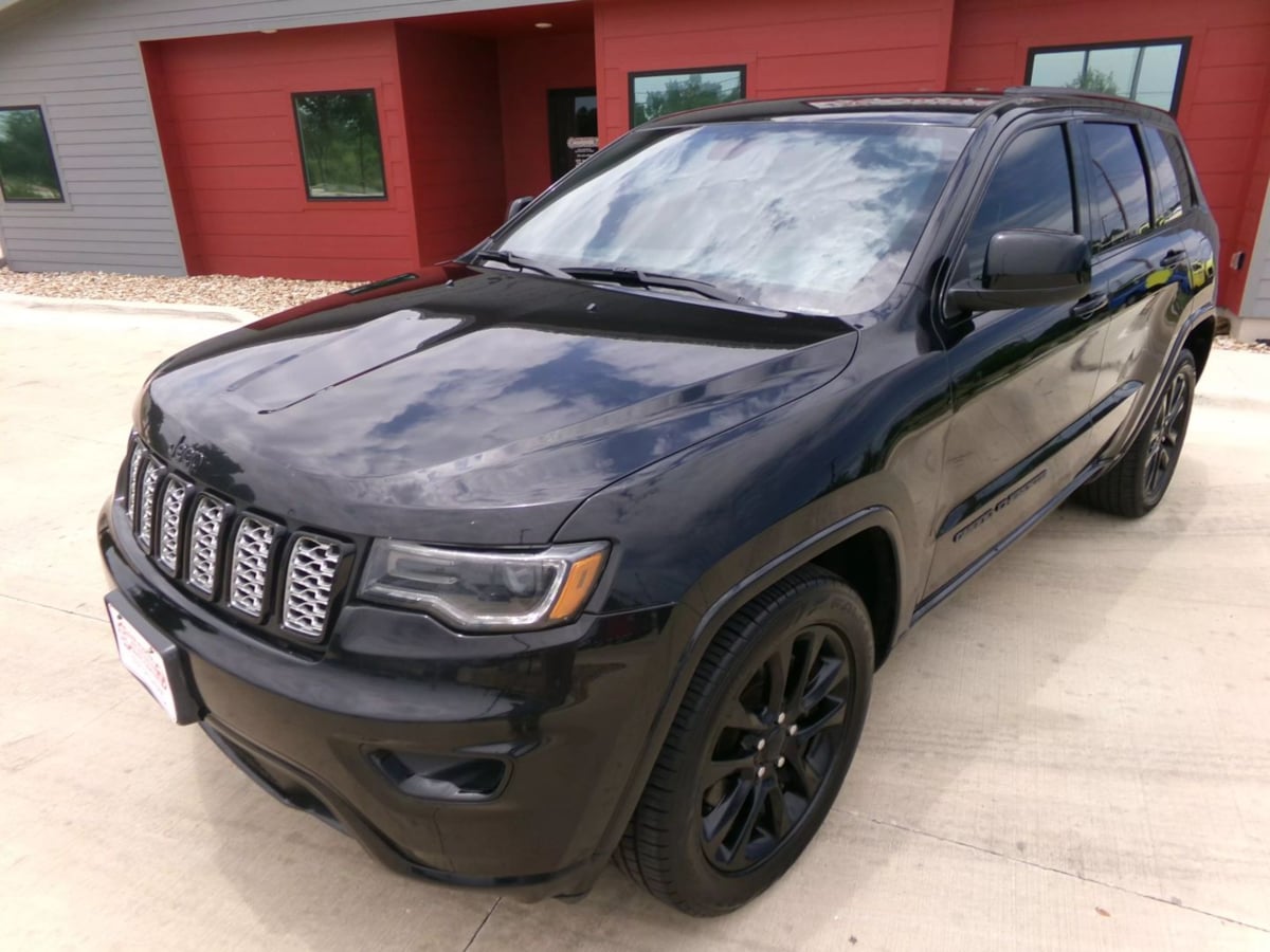 2021 Jeep Grand Cherokee Laredo X photo 2