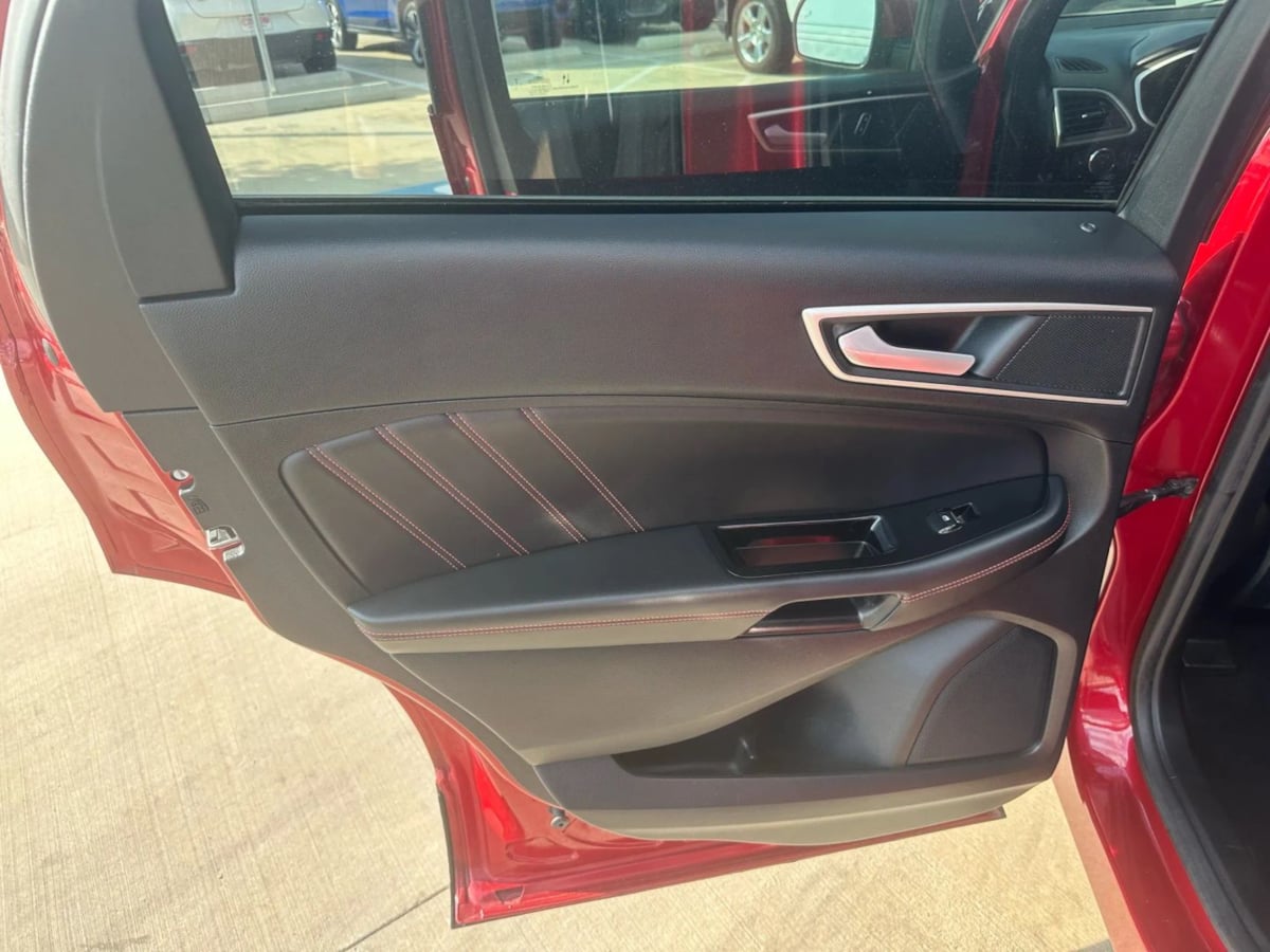 2020 Ford Edge ST photo 24