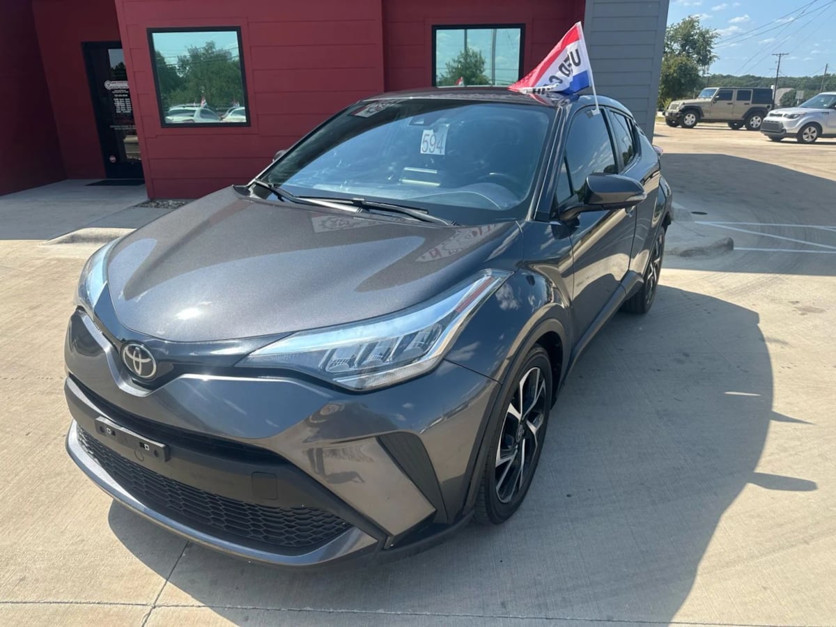 2021 Toyota C-HR XLE photo 2
