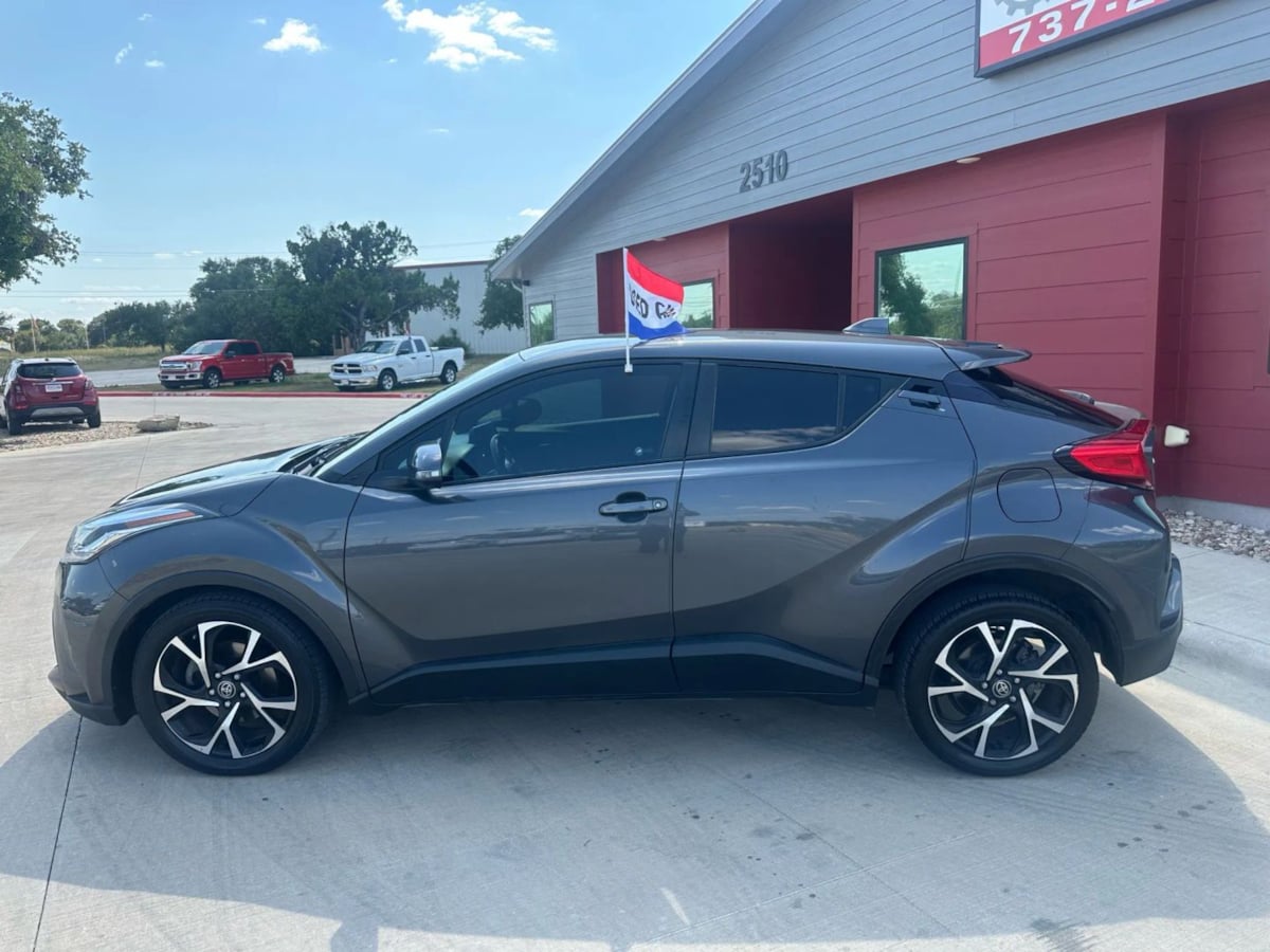 2021 Toyota C-HR XLE photo 9