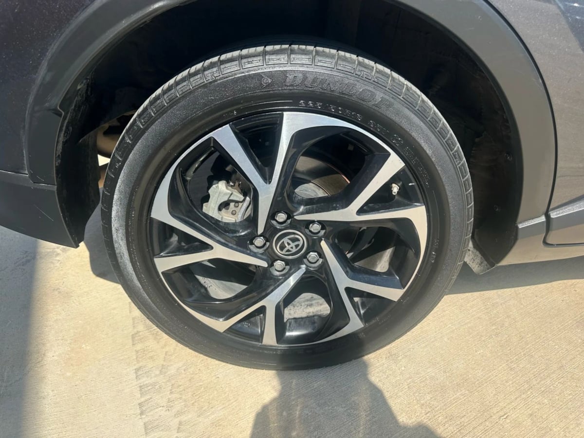 2021 Toyota C-HR XLE photo 10