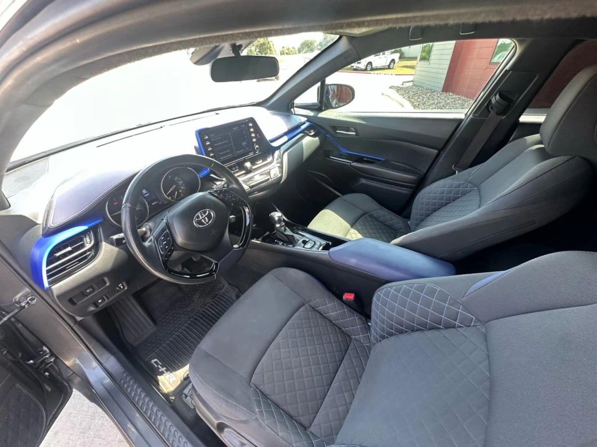 2021 Toyota C-HR XLE photo 12