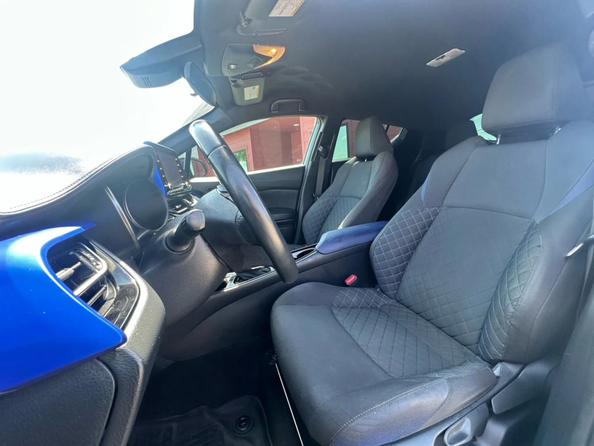 2021 Toyota C-HR XLE photo 14
