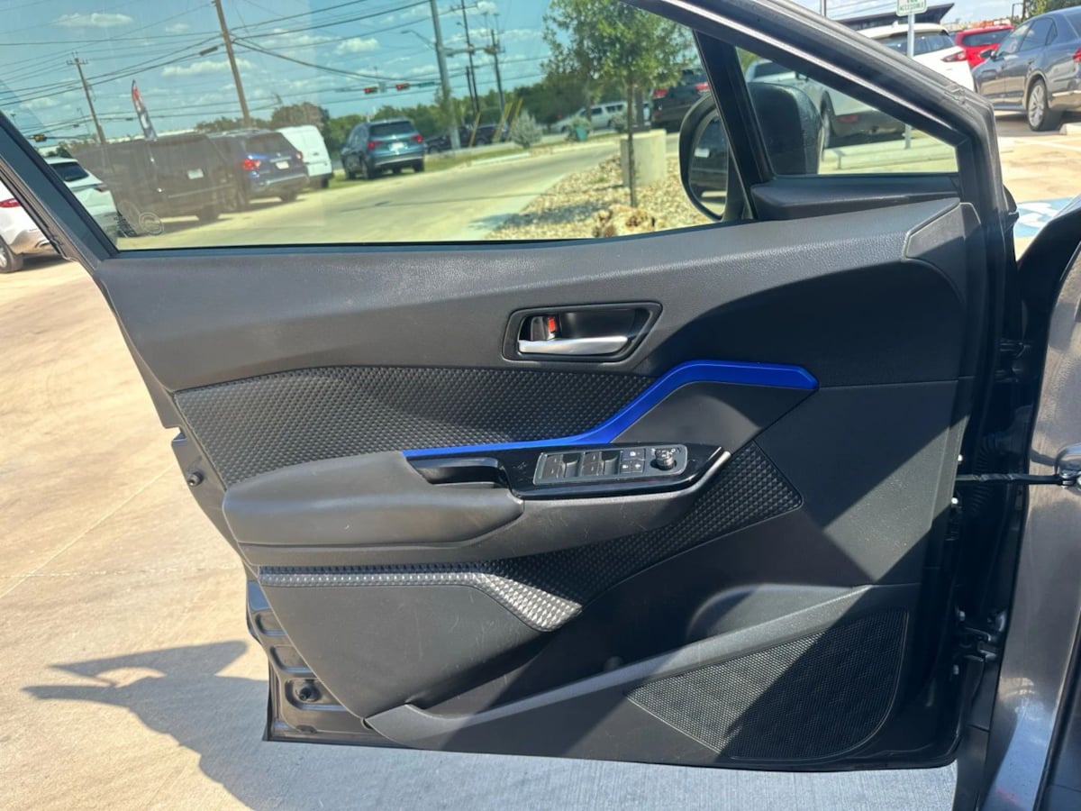 2021 Toyota C-HR XLE photo 23