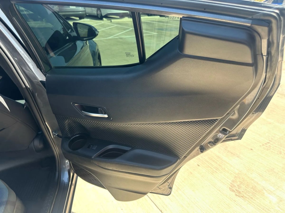 2021 Toyota C-HR XLE photo 28